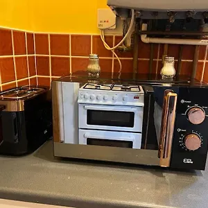 Ovington Grove 2 Fully Equipped Kitchen Free Parking 3 Bedrooms Netflix Newcastle upon Tyne